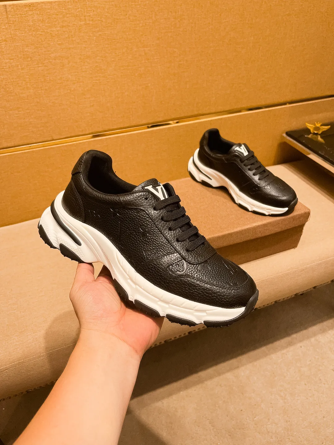 Men's shoes💰 460💰👍[LV]🔥🔝Louis Vuitton, a high-end men's shoe brand, official website 1:1 latest masterpiece: the upper is made of Italian imported first-layer cowhide🔥Official website original special technical cloth fabric matching🔥Original comfortable and breathable lining➕Original designated non-slip outsole🔥Make walking more convenient and comfortable! An exclusive new model, a stunning work, a beautiful 1:1 replica [color] compared to the official quality! Create a fashionable personality to set off your uniqueness! A must-have for trendy men! 🔥, sizes: 38-44. color:.     2⃣️colors available🔥